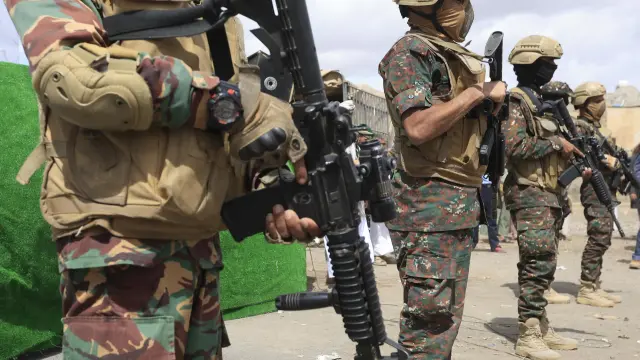 Soldados hutíes montan guardia durante una manifestación en Saná, Yemen, el pasado 26 de marzo.