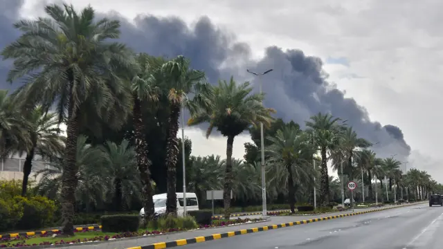 Columna de humo saliendo del aeropuerto internacional de Kuwait tras un ataque con drones a un depósito de combustible, el pasado 25 de marzo.