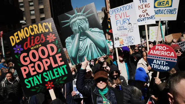 Pancartas contra Trump en la multitudinaria protesta 'No Kings' en Manhattan, Nueva York, este sábado.