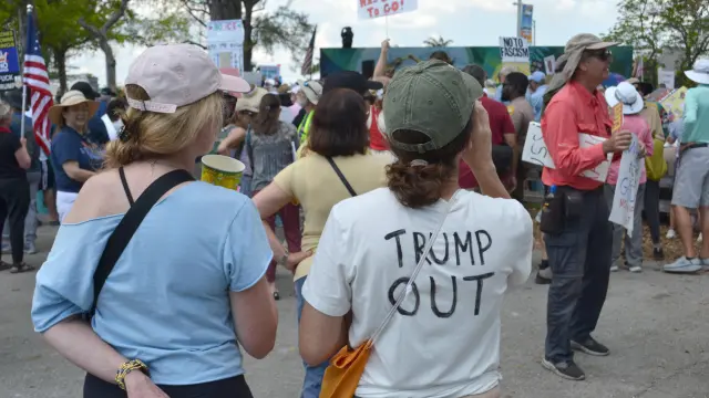 Un momento de la protesta 'No Kings' (No queremos reyes) este sábado, en Miami (Estados Unidos).