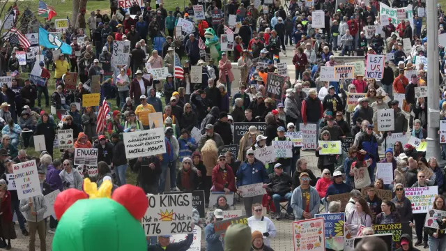 Manifestantes se congregan frente al Capitolio estatal de Kansas para protestar bajo el lema 'No Kings' contra la Administración Trump.
