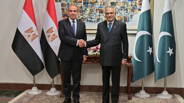 El ministro de Asuntos Exteriores egipcio, Badr Abdelatty (izquierda), estrecha la mano del ministro de Asuntos Exteriores pakistaní, Ishaq Dar, antes de su reunión en Islamabad, Pakistán.