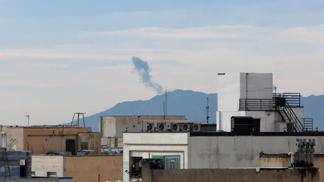 Columna de humo tras un ataque aéreo israelí en el este de Teherán, Irán, este domingo.