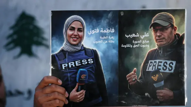 Cartel que muestra la imagen del corresponsal de la cadena Al Manar de Hezbolá, Ali Shaib (derecha), y a la reportera de la cadena Al Mayadeen, Fatima Fatouni (izquierda), ambos asesinados en un ataque israelí en Líbano.