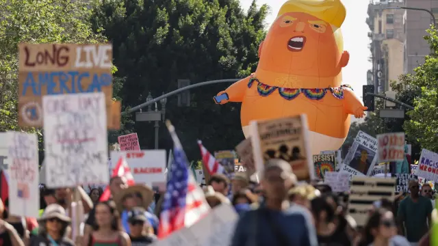 Un globo gigante inflable de Donald Trump durante la manifestación 'No Kings' en Los Ángeles, California.