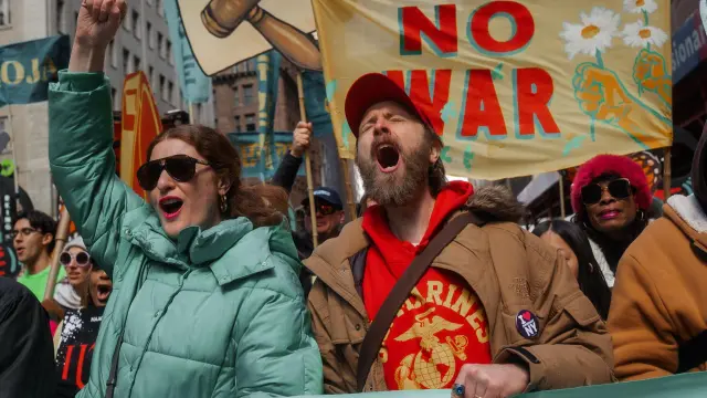 Carteles contra la guerra en el marco de la protesta masiva 'No Kings' en Nueva York.