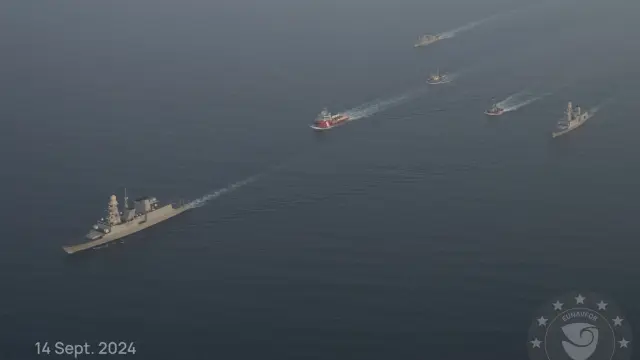 Buques de guerra adscritos a la Operación Aspides de la Unión Europea escoltan buques de salvamento en el Mar Rojo, en una imagen de archivo.