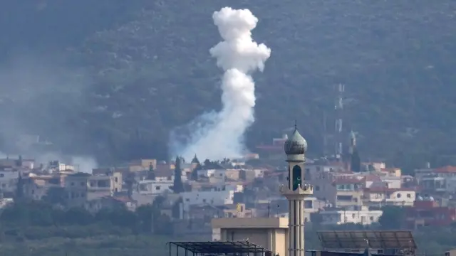 Bombardeo de artillería israelí sobre la aldea de Qlaileh, visto desde la ciudad de Tiro, en el sur del Líbano, este sábado.