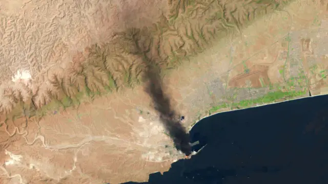 Imagen satelital muestra un incendio días después de un presunto ataque iraní contra el puerto de Salalah, en Omán, el pasado 16 de marzo.