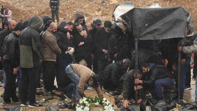 Familiares y amigos entierran el ataúd del corresponsal de la cadena Al Manar de Hezbolá, Ali Shaib.