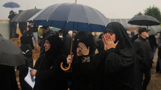 Familiares y conocidos de los periodistas libaneses lamentan su muerte por un bombardeo israelí en el funeral celebrado a las afueras de Beirut, en Líbano.