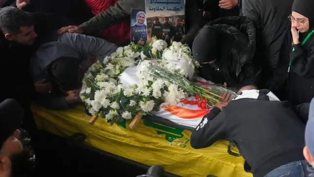Familiares y amigos se congregan alrededor del ataúd del corresponsal de la cadena Al Manar de Hezbolá, Ali Shaib.