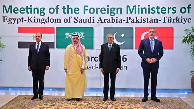 De izquierda a derecha, el ministro de Asuntos Exteriores de Egipto, Badr Abdelatty; el ministro de Asuntos Exteriores de Arabia Saudí, el príncipe Faisal bin Farhan Al Saud; el ministro de Asuntos Exteriores de Pakistán, Ishaq Dar; y el ministro de Asuntos Exteriores de Turquía, Hakan Fidan, posan para una foto antes de su reunión para discutir la guerra con Irán, en Islamabad, Pakistán.