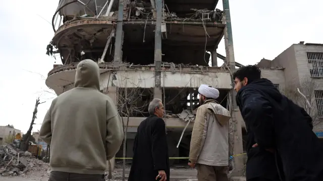 Imagen de la destrucción del edificio donde se encuentran las oficinas de la cadena de televisión de Qatar Al Araby en Teherán tras un bombardeo israelí.