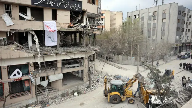 Imagen de un edificio de oficinas destruido en el que se encontraba la sede de la cadena de televisión qatarí Al Araby, en Teherán, Irán.