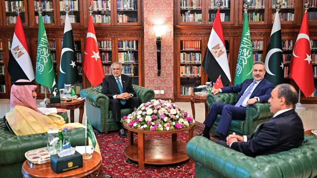Los ministros de Exteriores de Pakistán, Arabia Saudí, Turquía y Egipto, durante la reunión mantenida este domingo en Islamabad.