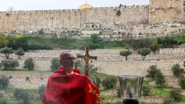 El cardenal Pierbattista Pizzaballa, patriarca latino de Jerusalén, celebra un servicio religioso con motivo del Domingo de Ramos en Jerusalén.