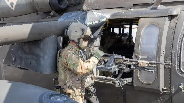 Soldado estadounidense que forma parte de la tripulación del helicóptero UH-60 Blackhawk, utilizado para el transporte de tropas y el apoyo logístico.