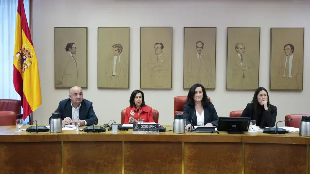MADRID (ESPAÑA), 31/03/2026.- La ministra de Defensa, Margarita Robles (2d) junto al secretario primero de la comisión, Simón Valentín Bueno (i) y su presidenta Edurne Uriarte (2d) comparece este martes a petición urgente del PP en la comisión mixta de Seguridad Nacional para informar de las decisiones adoptadas por el Gobierno en relación con la situación en Oriente Próximo. EFE/ Borja Sanchez-Trillo
