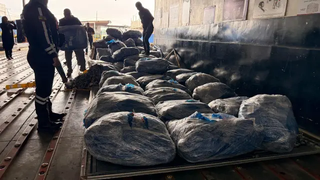 Los 75 bultos inspeccionados por la Policía Nacional de Ecuador.