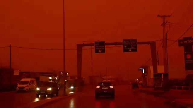 HERAKLION (Greece), 01/04/2026.- The city of Heraklion is covered in red dust coming from Africa, in Crete Island, Greece, 01 April 2026. Three international flights had to be diverted to alternative airports due to low visibility caused by African dust. (Grecia) EFE/EPA/NIKOS CHALKIADAKIS
