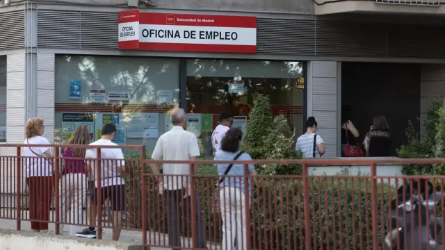 Varias personas hacen cola en una oficina del SEPE.