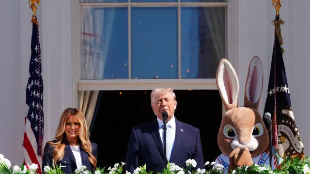 AME741. WASHINGTON (ESTADOS UNIDOS), 06/04/2026.- El presidente y la primera dama de Estados Unidos, Donald (c) y Melania Trump, acompañados de un conejo de Pascua disfrazado, habla durante la apertura de los jardines de la Casa Blanca para que centenares de niños jueguen a la tradicional carrera de huevos de Pascua este lunes, en Washington (EE.UU.). EFE/ Octavio Guzmán