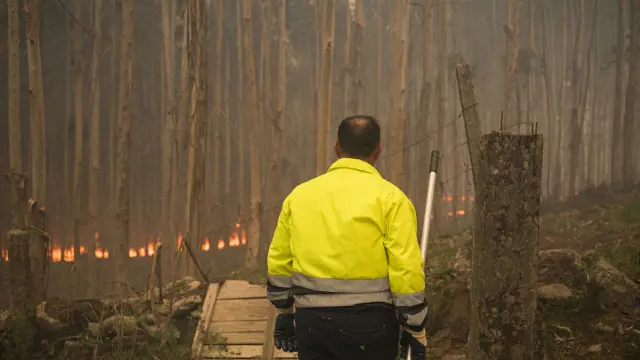 Vista del incendio forestal en el monte Galleiro, a 6 de abril de 2026, en Ribadetea, Ponteareas, Pontevedra.