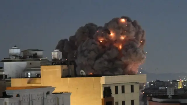 29/03/2026 TEHRAN, March 30, 2026 -- Smoke rises from buildings in Tehran, Iran on March 29, 2026. Several areas in the Iranian capital Tehran and the neighboring Alborz province came under U.S. and Israeli attacks on Sunday night, which led to blackouts in a number of neighborhoods, the semi-official Fars news agency reported.POLITICA Europa Press/Contacto/Shadati