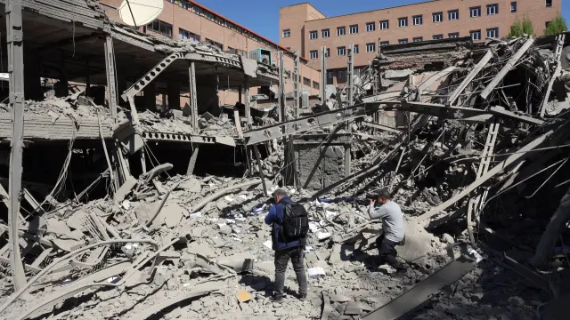 TEHRAN (Iran (Islamic Republic Of)), 07/04/2026.- Members of the media work amid the debris of a damaged building at the Sharif University after an airstrike in Tehran, Iran, 07 April 2026. A joint Israeli and US military operation continues to target multiple locations across Iran since the early hours of 28 February 2026. (Teherán) EFE/EPA/ABEDIN TAHERKENAREH