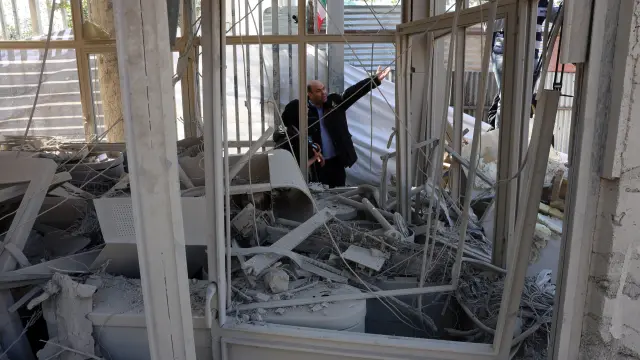 TEHRAN (Iran (Islamic Republic Of)), 07/04/2026.- A man stands amid the debris of a damaged building at the Sharif University after an airstrike in Tehran, Iran, 07 April 2026. A joint Israeli and US military operation continues to target multiple locations across Iran since the early hours of 28 February 2026. (Teherán) EFE/EPA/ABEDIN TAHERKENAREH