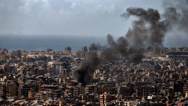 05/04/2026 05 April 2026, Lebanon, Beirut: Smoke rises from an alleged Hezbollah position in a southern suburb of Beirut, a stronghold of the pro-Iranian group, following an Israeli air raid. Israeli strikes across southern Lebanon and the capital have killed at least 14 people, a day after Israel threatened to target Lebanon's main border crossing with Syria, forcing its closure. Photo: Marwan Naamani/ZUMA Press Wire/dpaPOLITICA INTERNACIONALMarwan Naamani/ZUMA Press Wire/d / DPA