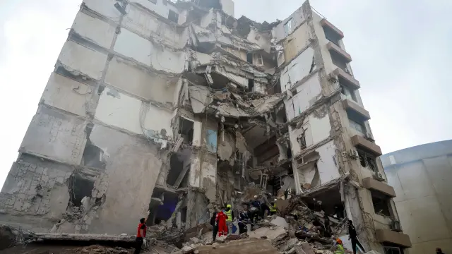 Beirut (Lebanon), 08/04/2026.- First responders search for missing people under the rubble of a partially destroyed residential building following an Israeli air strike, in the Tallet al-Khayat neighborhood of Beirut, Lebanon, 08 April 2026. Israel launched a large-scale attack on multiple locations across Lebanon, with many hitting central Beirut one day after the United States and Iran agreed to a ceasefire to end hostilities between the two countries. In a statement, the Israeli government announced the ceasefire does not include Lebanon and they will continue to strike Hezbollah locations throughout the country. (Líbano, Estados Unidos, Hizbulá/Hezbolá) EFE/EPA/WAEL HAMZEH