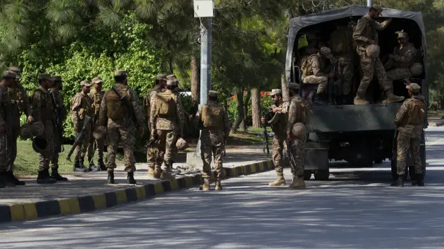 ISLAMABAD (Pakistan), 10/04/2026.- Pakistani security officials at a checkpoint as security has been intensified ahead of the visit of US and Iranian delegations in Islamabad, Pakistan, 10 April 2026. Pakistani Prime Minister Shehbaz Sharif said US and Iranian delegations will visit Islamabad for peace talks, planned to begin on 11 April, following a ceasefire agreement, with Iranian President Masoud Pezeshkian confirming Tehran's participation in the talks and a US team led by JD Vance is expected. (Teherán) EFE/EPA/SOHAIL SHAHZAD