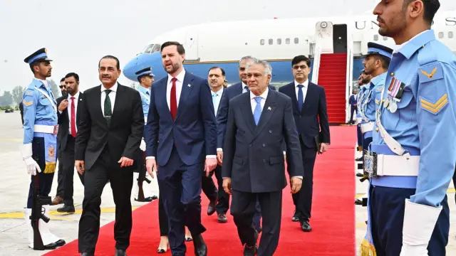 El vicepresidente de Estados Unidos, JD Vance, a su llegada a Islamabad, Pakistán, para las negociaciones con Irán.