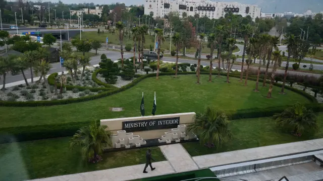 Soldados paramilitares custodian una zona antes de las conversaciones entre Estados Unidos e Irán en Islamabad, Pakistán.