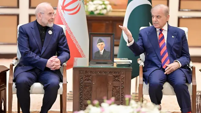 El presidente del Parlamento iraní, Mohamad Baqer Qalibaf, durante la reunión con el primer ministro de Pakistán, Shehbaz Sharif,, este sábado en Islamabad.