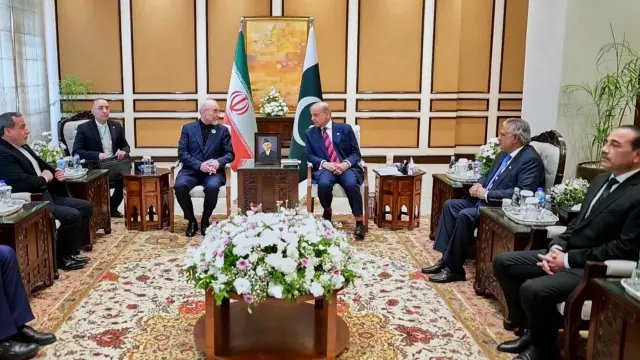 La delegación iraní, encabezada por el Presidente del Parlamento iraní, Mohammad Bagher Ghalibaf (tercero por la izquierda), se reúne con el primer ministro paquistaní, Shehbaz Sharif, en Islamabad, Pakistán.