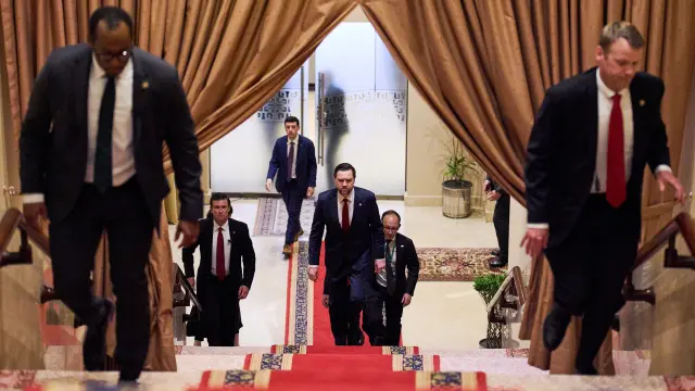 El vicepresidente de Estados Unidos, JD Vance, en el centro, sube un tramo de escaleras para reunirse con el primer ministro de Pakistán, Shehbaz Sharif, este sábado.