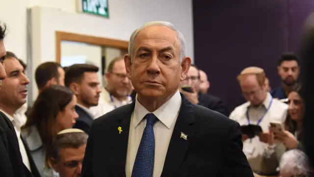 El primer ministro de Israel, Benjamin Netanyahu, acude a una sesión de su juicio por corrupción en Tel Aviv en 2024.