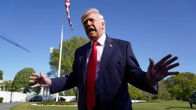 El presidente Donald Trump habla con los medios en el jardín sur de la Casa Blanca antes de partir en el helicóptero presidencial Marine One.