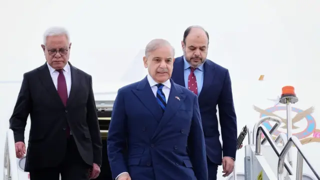 ANTALYA (Turkey), 16/04/2026.- A handout photo made available by the Pakistani Prime Ministers Office shows Pakistani Prime Minister Shehbaz Sharif (C) disembarking from an aircraft in Antalya, Turkey, 16 April 2026. Regional mediators continued efforts to extend the US-Iran ceasefire after talks in Islamabad ended without agreement on 11 April 2026, while Sharif began visits to Saudi Arabia, Qatar and Turkey. (Arabia Saudita, Turquía, Catar) EFE/EPA/PAKISTAN PM OFFICE HANDOUT EDITORIAL USE ONLY/NO SALES