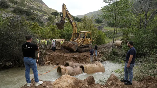 Soldados del ejército libanés levantan un puente improvisado para que la gente pueda cruzar un río en Tayr Felsay, una aldea del sur del Líbano.