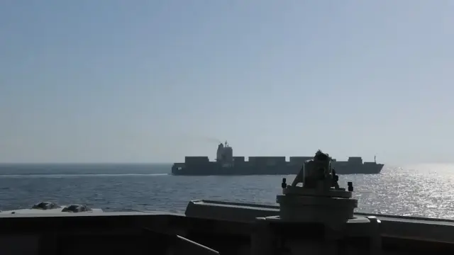 Imagen compartida por el Centcom del momento del ataque y captura de un carguero iraní que intentaba atravesar el bloqueo naval del estrecho de Ormuz.