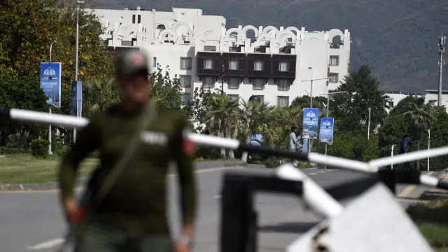 ISLAMABAD (Pakistan), 20/04/2026.- A view of Serena hotel that hosted last round of peace talks between the USA and Iran, in Islamabad, Pakistan, 20 April 2026. Islamabad is under tight security, with major roads sealed and public transport suspended as Pakistan prepares to host a possible second round of US-Iran peace talks. EFE/EPA/SOHAIL SHAHZAD