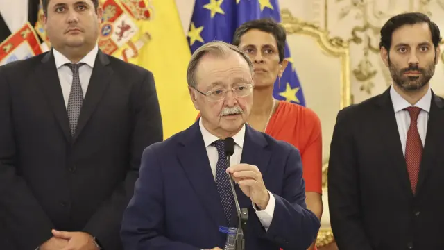 CEUTA, 12/08/2026.- El presidente de la ciudad autónoma, Juan Jesús Vivas durante las declaraciones realizadas a la prensa tras la reunión mantenida con la ministra de Defensa, Margarita Robles, este miércoles. EFE/Reduan