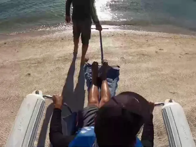 Crean silla anfibia para que personas con discapacidad gocen la playa