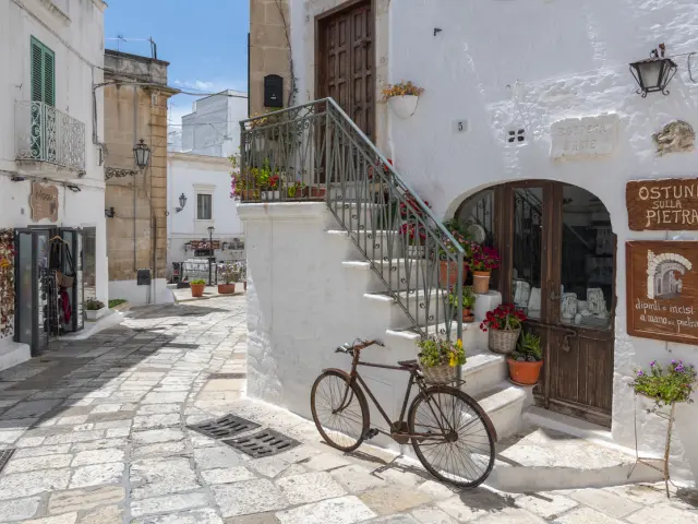Recorriendo las calles de Ostuni te parecerá estar en el sur de España.