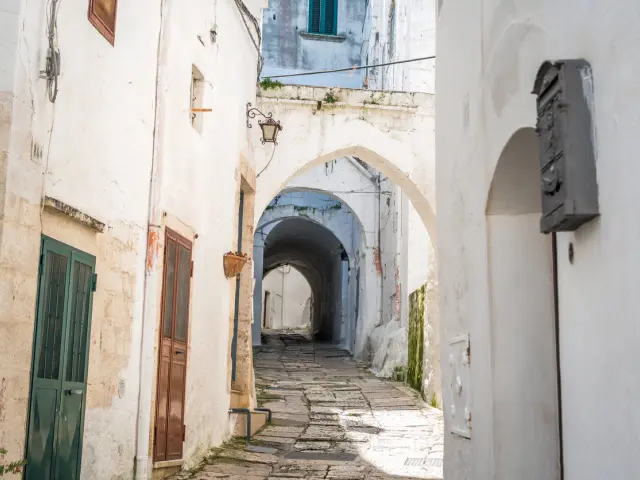 Callejón de Ostuni, en Puglia, Italia.