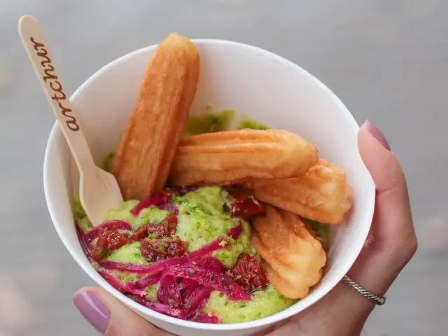 Sus churros con espuma de aguacate.